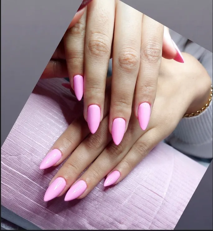 Alongamento stiletto em rosa delicado