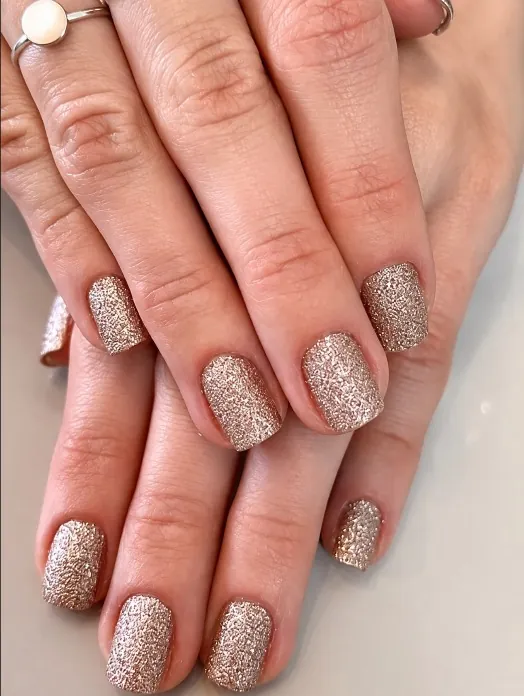 Verniz em glitter dourado texturizado