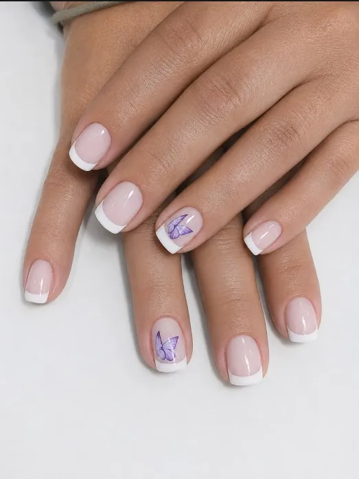 French manicure com nail art de borboleta