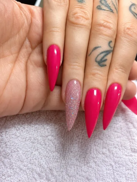 Alongamento stiletto em pink vibrante com glitter